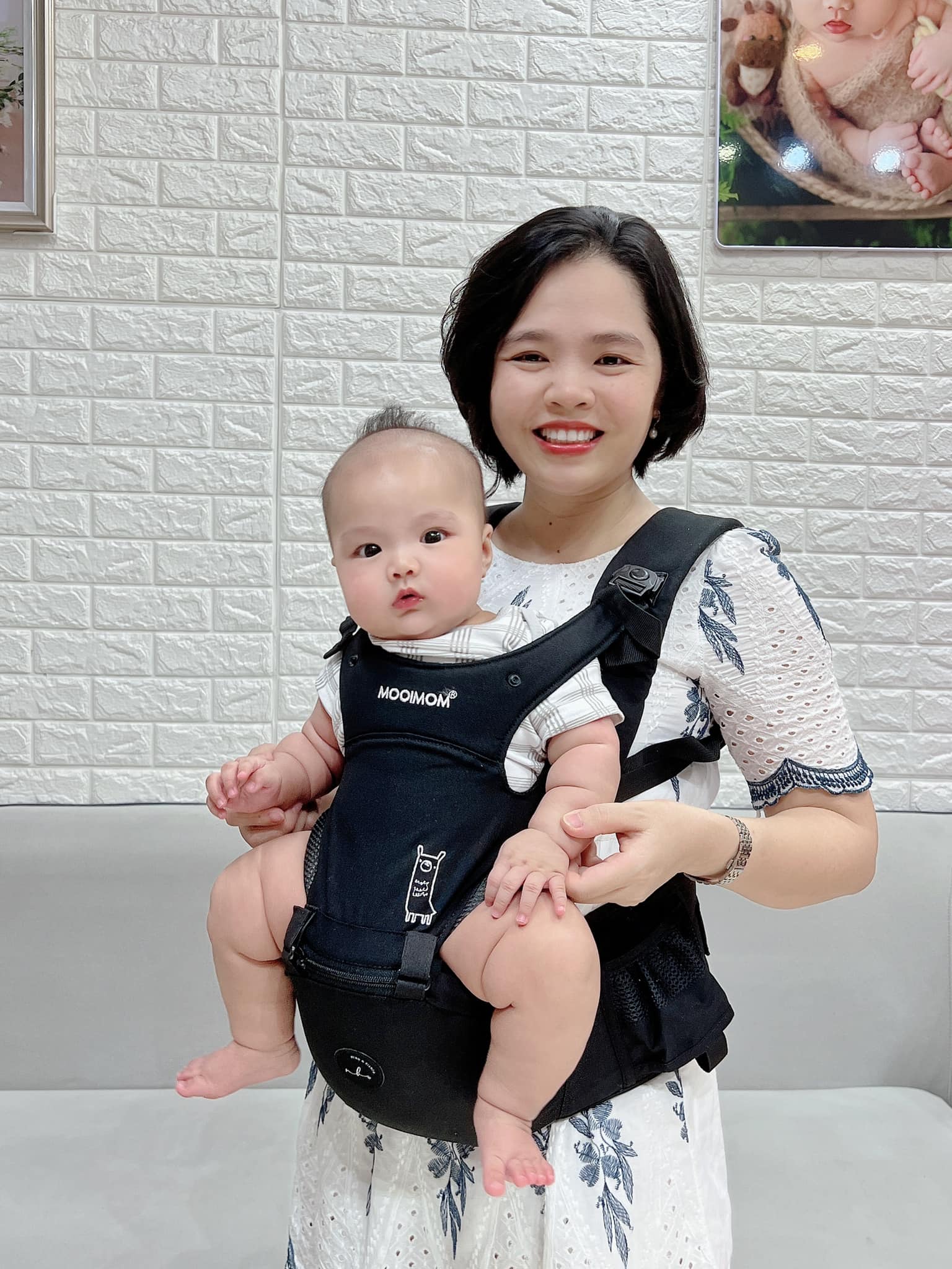 Địu này không chỉ dùng để đưa bé ra ngoài chơi mà còn để mình đùa với bé trong nhà nữa, có vẻ thích hơn mẹ bế luôn.