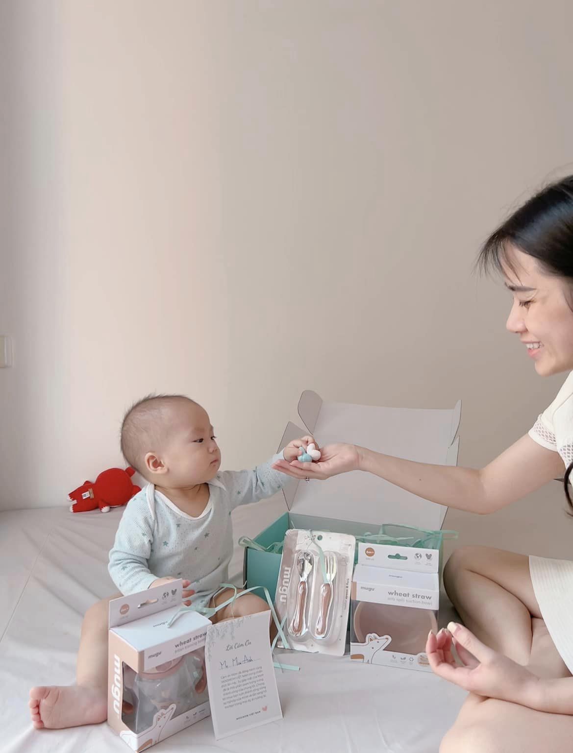Em bé có dụng cụ ăn dặm mới :*